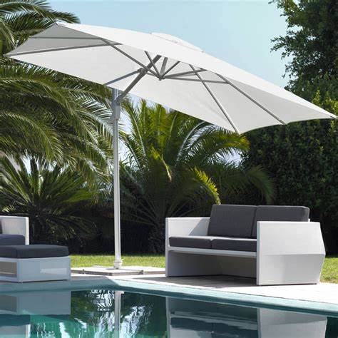 Suncobran uz bazen u dvorištu